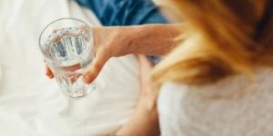 5 أسباب تجعل كبار السن أكثر عرضة للجفاف.. طرق الحفاظ على صحتهم - كورة نيوز