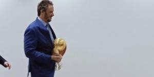 رئيس بيراميدز يحضر اجتماع اتحاد الكرة والأندية حاملا كأس دورى أبطال أفريقيا - كورة نيوز