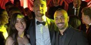 بحضور
      مصطفى
      محمد..
      طاهر
      محمد
      طاهر
      يحتفل
      بزفافه - كورة نيوز