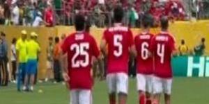 لاعبو الأهلي وبالميراس يجرون عمليات الإحماء مجدداً استعدادا لاستئناف المباراة - كورة نيوز
