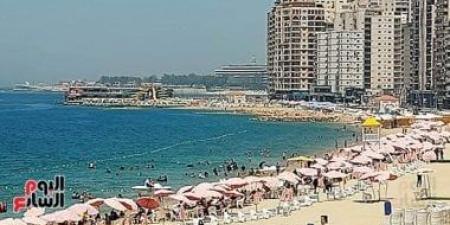 تزامنا مع الموجه الحارة.. توافد ملحوظ على شواطئ الإسكندرية والشواطئ ترفع الراية الخضراء - كورة نيوز