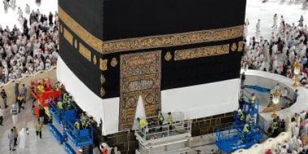 استقبالا لضيوف الرحمن فى البيت العتيق.. رفع كسوة الكعبة 3 أمتار عن الأرض - كورة نيوز