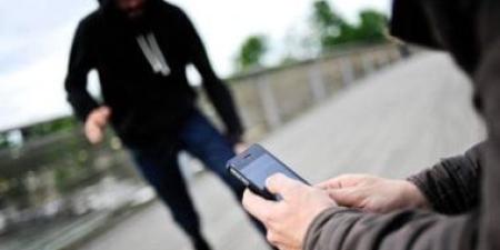 اعترافات تشكيل عصابى لسرقة هواتف المحمول تقودهم للمحاكمة - كورة نيوز