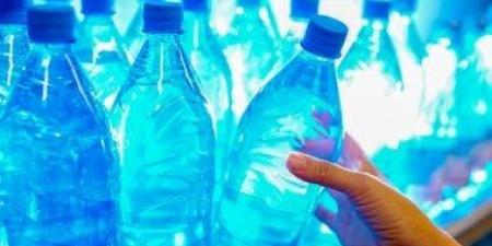 دراسة: هذا السبب يجعل الزجاجات الزجاجية تحتوى على جزيئات بلاستيك - كورة نيوز
