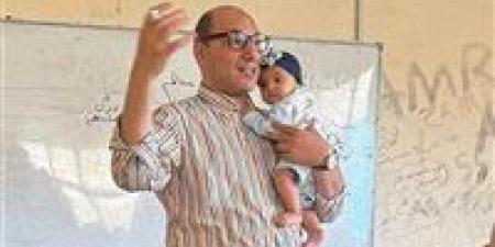 عميد
      «تجارة
      كفرالشيخ»
      يحمل
      طفلة
      طالبة
      ماجستير
      بكت
      خلال
      المحاضرة - كورة نيوز