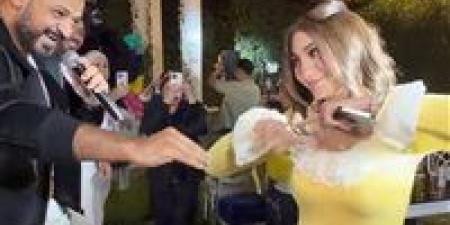 هل
      الفستان
      "الفاضح"
      هو
      السبب؟..
      طلاق
      عصام
      صاصا
      وزوجته
      يثير
      الضجة - كورة نيوز