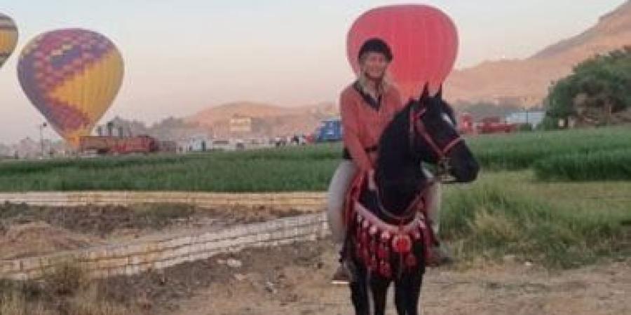سحر الأقصر يخطف القلوب.. بالون طائر وسفاري خيول بين أحضان المعابد - كورة نيوز
