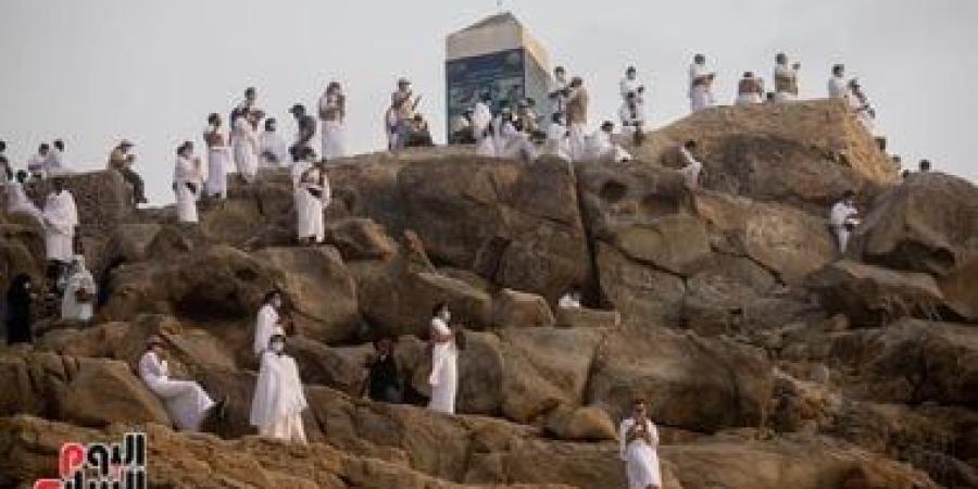 دموع على جبل الرحمة.. الحجاج يسطرون لحظات لا تنسى في عرفات - كورة نيوز