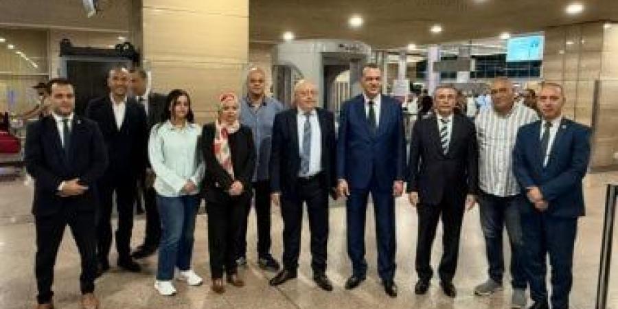 نائب وزير المالية ورئيس مصلحة الجمارك فى جولة ميدانية بمطار القاهرة - كورة نيوز