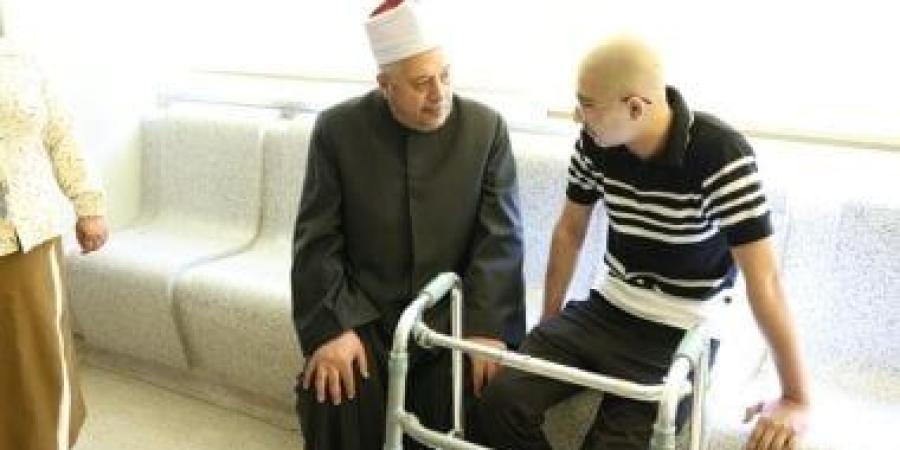 رئيس المعاهد الأزهرية يزور طلاب الشهادة الثانوية بمستشفى 57357 ومعهد الأورام - كورة نيوز