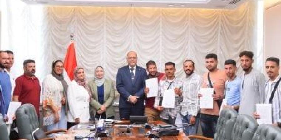 تسليم عقود توظيف لمصريين للعمل بالأردن فى مجالات زراعة النخيل - كورة نيوز