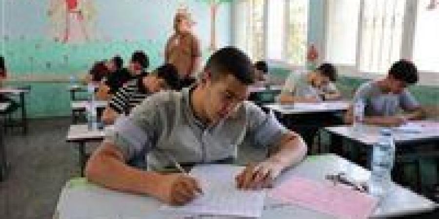 طلاب
      الثانوية
      العامة
      يؤدون
      اليوم
      امتحان
      اللغة
      الأجنبية
      الثانية - كورة نيوز