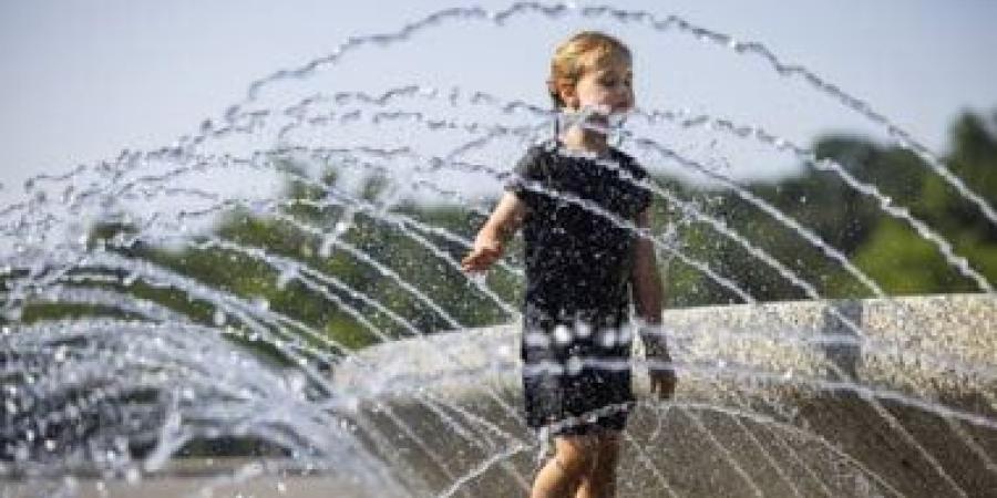الهروب إلى النوافير.. درجات الحرارة تقارب الــ 100 درجة بواشنطن الأمريكية - كورة نيوز