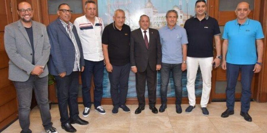 محافظ بورسعيد يستقبل مجلس إدارة النادي المصري ويُرحب بالمدير الفني الجديد - كورة نيوز