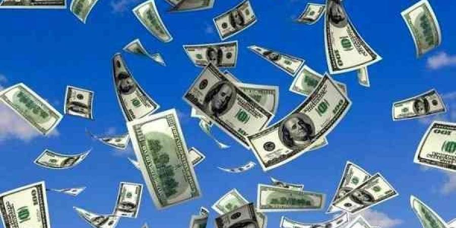 شاهد | بالفيديو.. طائرة تسقط آلاف الدولارات تكريمًا لذكرى مواطن أمريكي - كورة نيوز