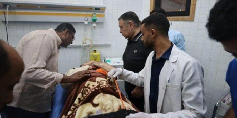 محافظ البحر الأحمر ينتقل لموقع حادث حفار جبل الزيت ويزور المصابين للاطمئنان عليهم - كورة نيوز