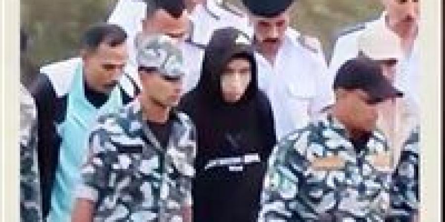 عاجل..
      التحفظ
      على
      زوج
      والدة
      الطفل
      المتهم
      بإنهاء
      حياة
      زميله
      وتقطيع
      جثمانه
      بالإسماعيلية - كورة نيوز