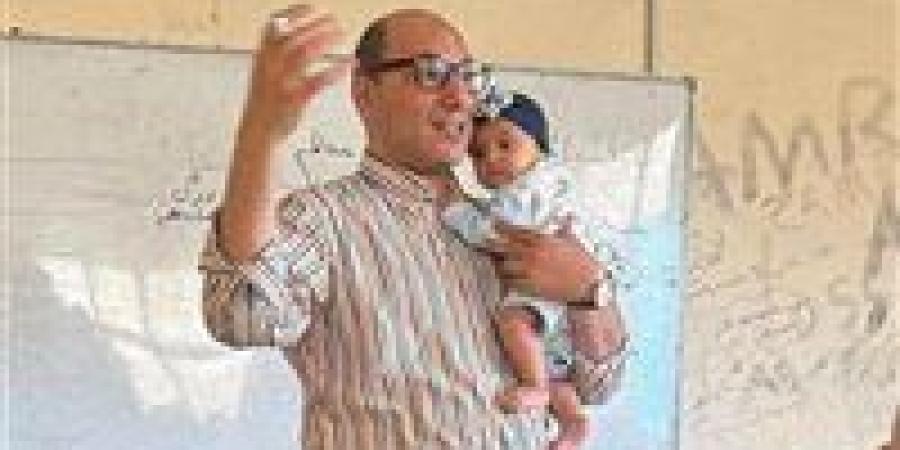 عميد
      «تجارة
      كفرالشيخ»
      يحمل
      طفلة
      طالبة
      ماجستير
      بكت
      خلال
      المحاضرة - كورة نيوز