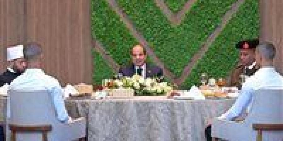 الرئيس
      السيسي
      يشيد
      بطلاب
      جامعة
      القاهرة
      المشاركين
      في
      فترة
      المُعايشة
      بالأكاديمية
      العسكرية - كورة نيوز