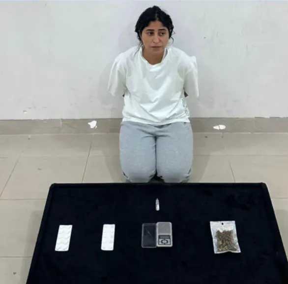الداخلية الكويتية تعلن القبض على ” فنانة مشهورة ”بمواد مخدرة .. جدل واسع بعد نشر صورتها مكبلة