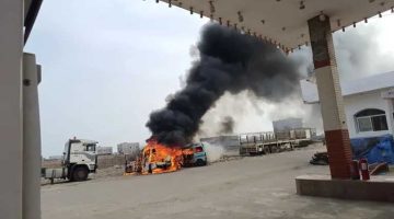اندلاع حريق هائل يدمّر باصين في مدينة عدن صباح اليوم السبت