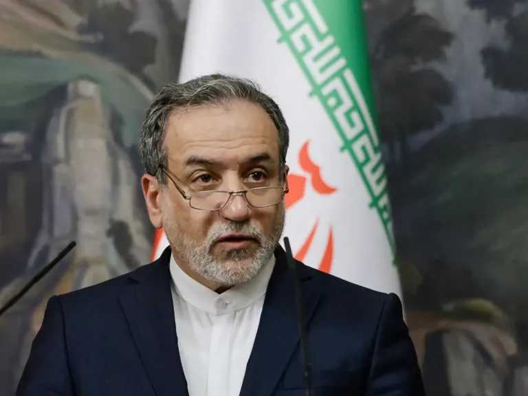 تصريحات متباينة في جنيف بشأن النووي الإيراني وإسرائيل.. وأمريكا تحرك 5 مدمرات