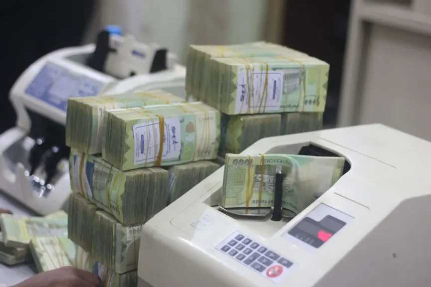 خبير اقتصادي: هذه أسباب انهيار الريال اليمني إلى مستوى غير مسبوق في تأريخه