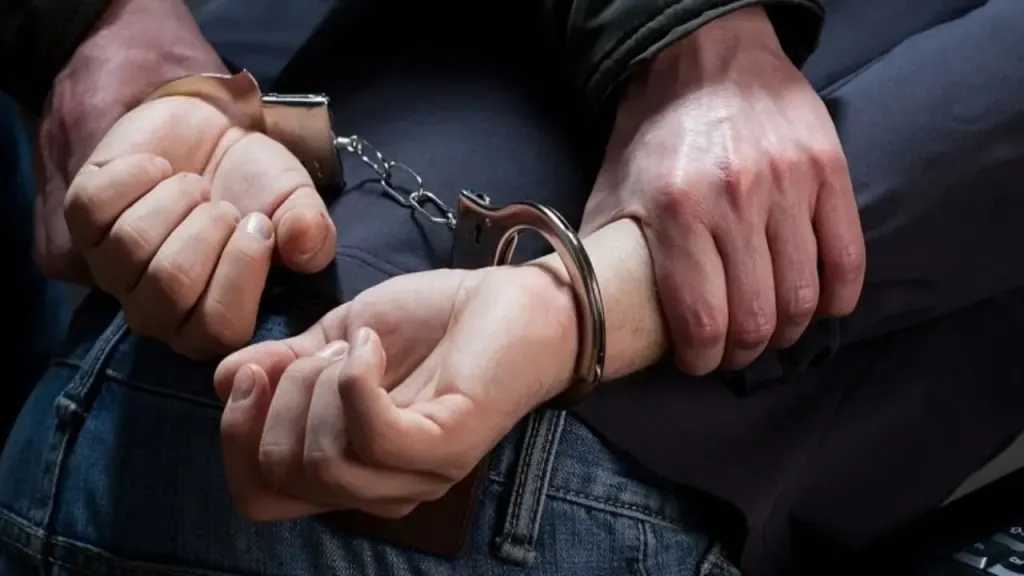 سارق هواتف في عدن يقع في شر أعماله