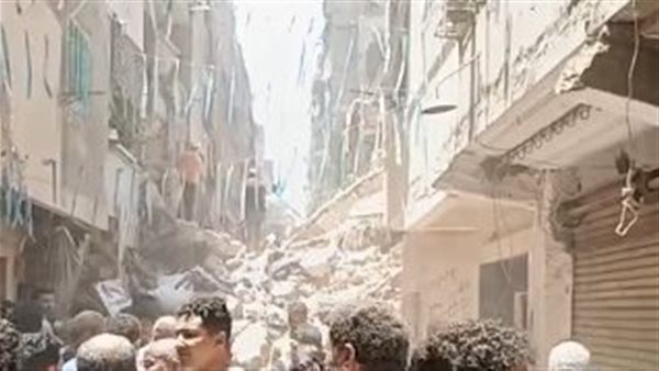 عاجل.. قطع الكهرباء وإخلاء السكان بالعقارات المجاورة لمنزلي حدائق القبة المنهارين (صور)
