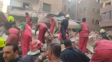 عقار حدائق القبة المنهار.. استخراج 8 أشخاص على قيد الحياة ونقلهم للمستشفى
