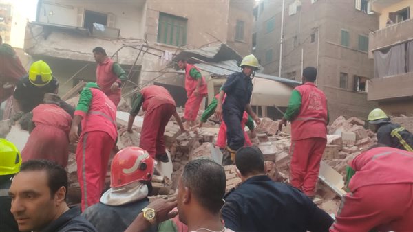 عقار حدائق القبة المنهار.. استخراج 8 أشخاص على قيد الحياة ونقلهم للمستشفى