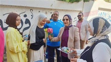 في لفتة إنسانية.. تعليم الفيوم يرسم البهجة والسعادة على طلاب الثانوية العامة من خلال توزيع الورود والمياه