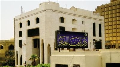 ما حكم الصلاة في النعال؟.. دار الإفتاء تجيب