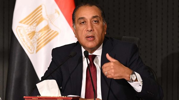 مدبولي يبدأ جولة تفقدية لمتابعة استعدادات البنية التحتية لاستيراد الغاز بمنطقة السخنة