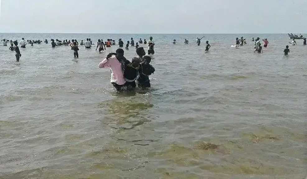مهرب يلقي 200 شخصًا في ساحل يمني ويلوذ بالفرار