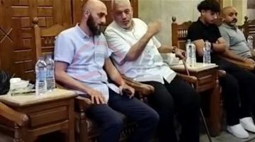 نجلها يواسيها.. بدء عزاء والدة المخرجة سارة وفيق في مسجد عمر مكرم