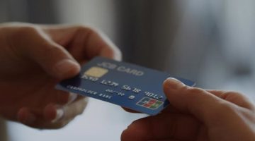 هل توجد رسوم على إصدار بطاقة صراف آلي لحساب التوفير؟
